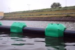 plywaki roto amargo rurowe zamontowane na rurze - utrzymywanie rurociagu na wodzie od refulera do brzegu